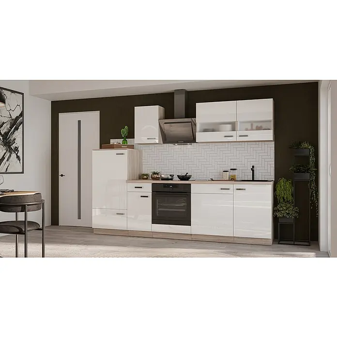 Stolarz-Lempert Küchenleerblock Bettina - Breite: 270 cm, Weiß, Ohne Elektrogeräte - Helle, moderne Küche mit weißen Schränken, einer Dunstabzugshaube und einer stilvollen, grauen Rückwand. Das Design ist geradlinig und einladend.