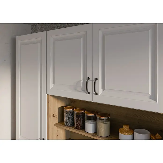 Stolarz-Lempert Buffetschrank Stina - Breite: 150 cm, Weiß - Nahaufnahme von weißen Küchenschränken mit dunklen Griffen und Behältern auf einem Regal.