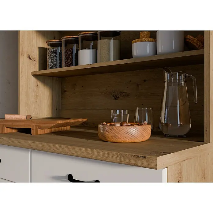 Stolarz-Lempert Buffetschrank Stina - Breite: 100 cm, Weiß - Aufnahme eines Küchentischs mit Regalen mit Gläsern, einer Karaffe, einer Schale und Tellern.