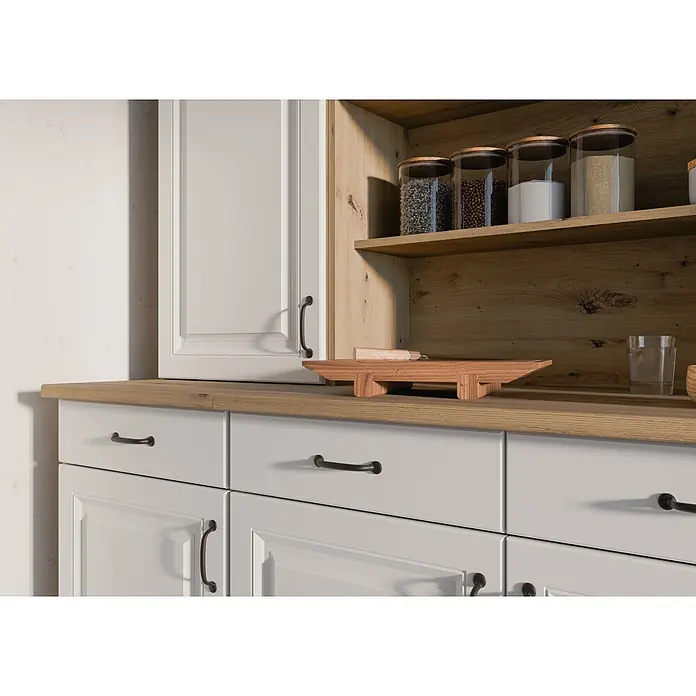 Stolarz-Lempert Buffetschrank Stina - Breite: 150 cm, Weiß - Nahaufnahme von Küchenschränken in Weiß mit dunklen Griffen, mit Regalen für Gläser und Lebensmitteln, die eine elegante Küchenaufbewahrungslösung darstellen.