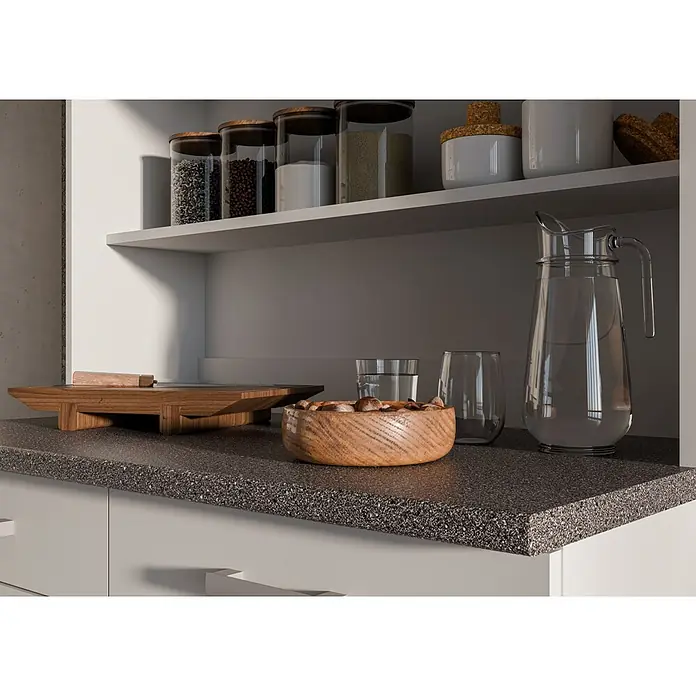 Stolarz-Lempert Buffetschrank Maria - Breite: 100 cm, Weiß - Detailaufnahme eines Regals mit Vorratsgläsern und einer Arbeitsfläche mit Holzschale, Gläsern und einem Wasserkanne.