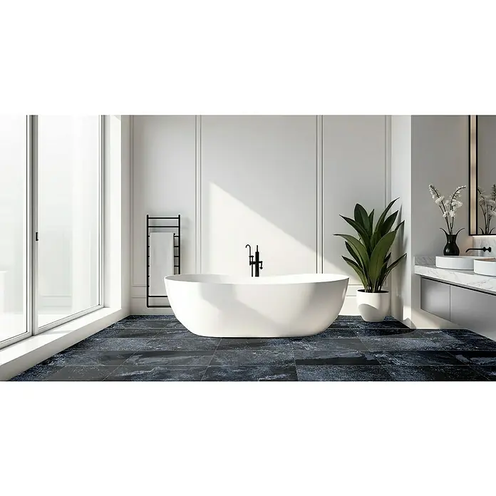 Feinsteinzeugfliese Oceanic - 29,7 x 59,7 cm, Blau, Glänzend - Elegantes Badezimmer mit freistehender Badewanne und dunklem Fliesenboden, kombiniert mit moderner Waschtischplatte und Fenster für helles Ambiente.