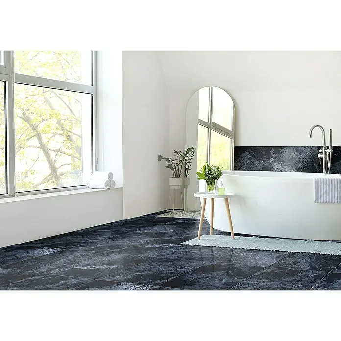 Feinsteinzeugfliese Oceanic - 60 x 60 cm, Blau, Glänzend - Elegantes Badezimmer mit dunklem Marmorboden, freistehender Badewanne und großem Fenster für viel Tageslicht. Stilvolles Ambiente für Entspannung.