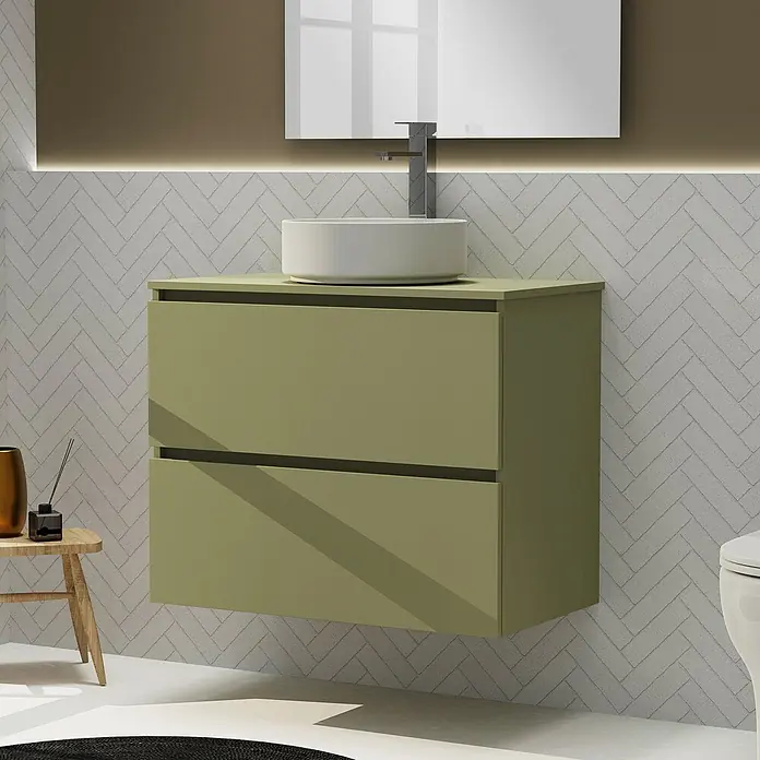 Artysan Conjunto de mueble de baño Harmony Top - Ancho: 80 cm, Verde cactus, 3 pzs. - Elegante mueble de baño color oliva con dos cajones, lavabo sobre encimera y grifo elegante, situado frente a un espejo y azulejos estampados.
