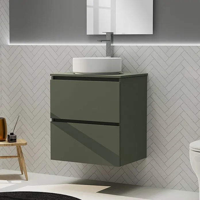 Artysan Conjunto de mueble de baño Harmony Top - Ancho: 60 cm, Verde musgo, 3 pzs. - Interior de baño moderno con un elegante mueble de lavabo suspendido en verde oliva y un lavabo sobre encimera redondo.