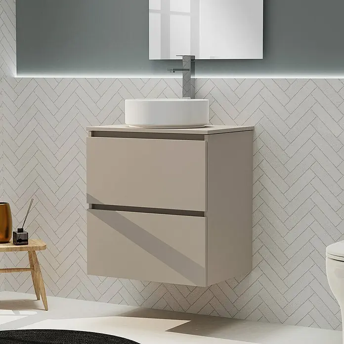 Artysan Conjunto de mueble de baño Harmony Top - Ancho: 60 cm, Visón, 3 pzs. - Un baño moderno con un mueble de lavabo suspendido beige y un lavabo sobre encimera redondo. El espejo está iluminado.