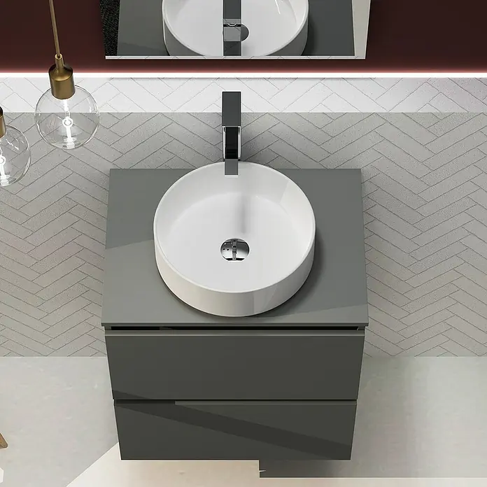 Artysan Conjunto de mueble de baño Harmony Top - Ancho: 60 cm, Gris oscuro, 3 pzs. - Un moderno conjunto de baño con un lavabo redondo sobre un mueble gris, complementado con un grifo elegante.