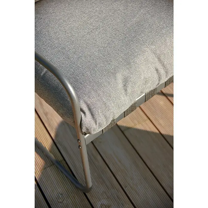 Conjunto de muebles Theodor - 4 pzs., Acero/Poliéster, Antracita - Primer plano de un cojín de asiento gris para exteriores con estructura metálica sobre una terraza de madera.