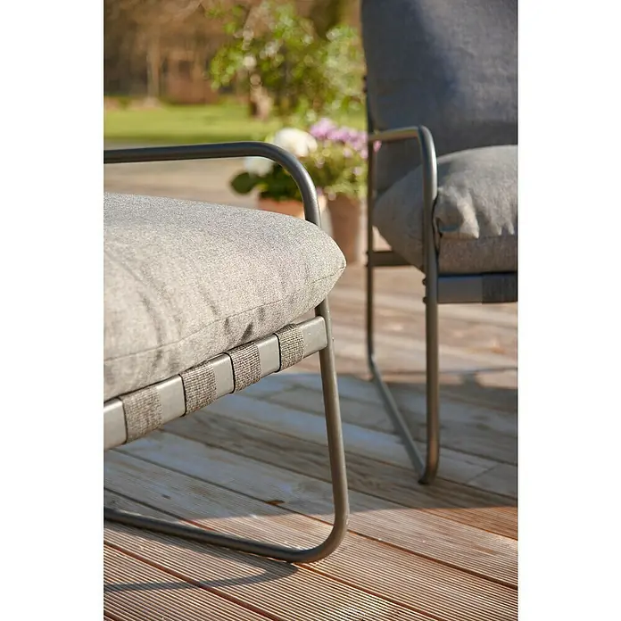 Conjunto de muebles Theodor - 4 pzs., Acero/Poliéster, Antracita - Primer plano de sillas de patio grises con cómodos cojines de asiento sobre una cubierta de madera. Los muebles robustos invitan a relajarse.