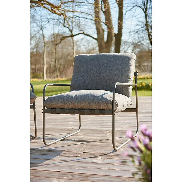 Conjunto de muebles Theodor - 4 pzs., Acero/Poliéster, Antracita - Una silla lounge gris con estructura metálica y cojines cómodos sobre una terraza de madera. Perfecta para horas de relax en el jardín.