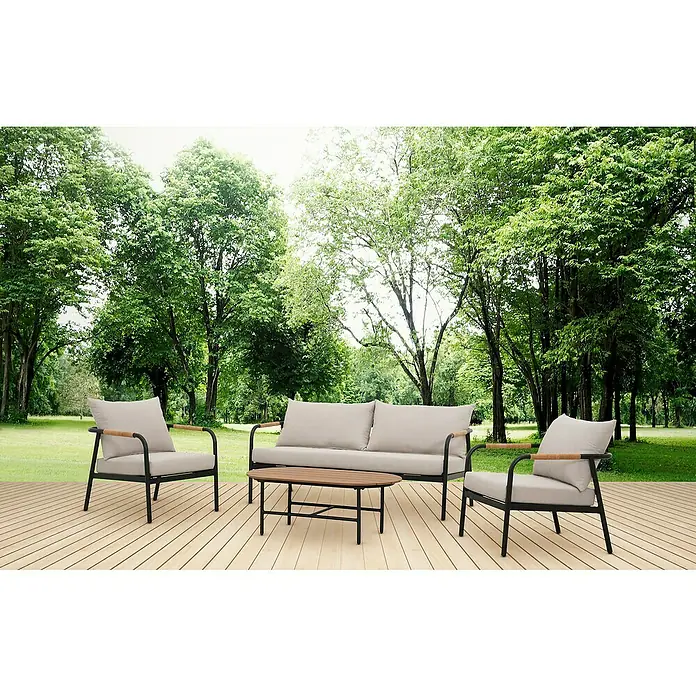 Conjunto de muebles Olga - 4 pzs., Aluminio/Textil, Antracita/Beige - Conjunto de muebles de exterior con un sofá, dos sillones y una mesa sobre una terraza de madera, con árboles al fondo.