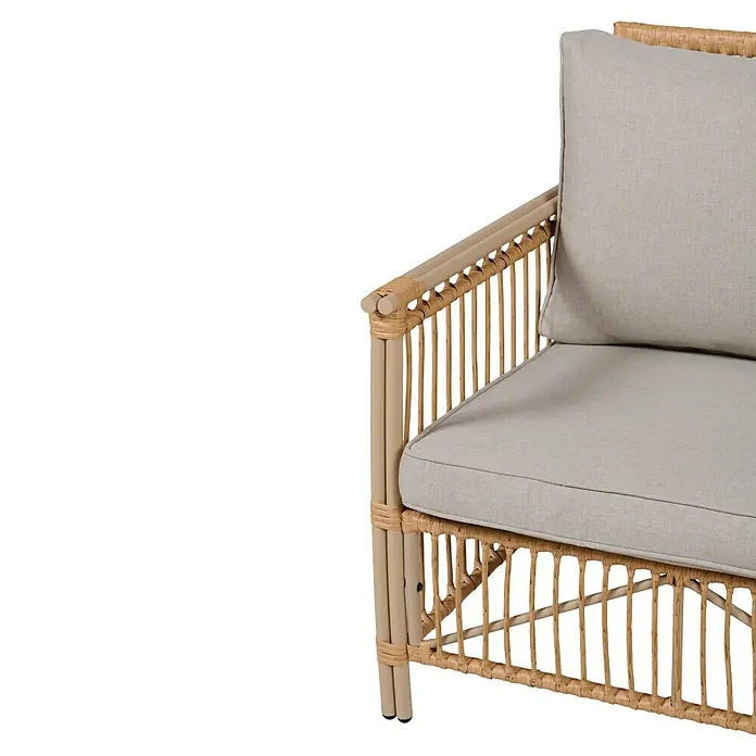 Conjunto de muebles Neel - 4 pzs., Acero/Ratán sintético, Natural/Beige - Primer plano de un sillón de ratán con cojines beige, que combina confort y estilo natural.