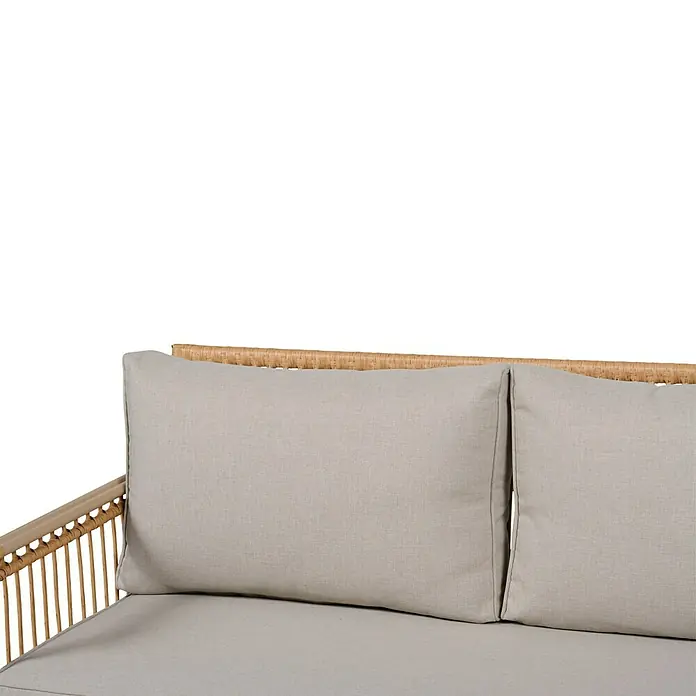 Conjunto de muebles Neel - 4 pzs., Acero/Ratán sintético, Natural/Beige - Primer plano de un sofá de ratán con cojines beige. La textura natural del marco de ratán complementa muy bien los cojines neutros.