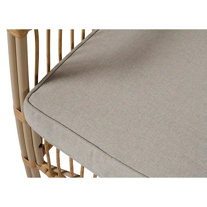 Conjunto de muebles Neel - 4 pzs., Acero/Ratán sintético, Natural/Beige - Primer plano de una silla de ratán con un cojín de asiento gris claro.