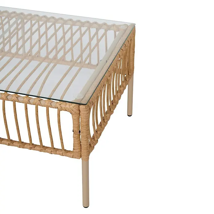 Conjunto de muebles Neel - 4 pzs., Acero/Ratán sintético, Natural/Beige - Primer plano de una mesa de centro con tapa de vidrio y estructura de ratán, que muestra un diseño elegante y natural para la sala de estar.