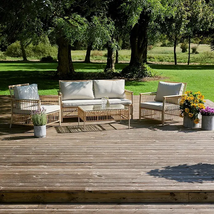 Conjunto de muebles Neel - 4 pzs., Acero/Ratán sintético, Natural/Beige - Juego de muebles de jardín de ratán con mesa y decoración en una terraza de madera en el jardín.