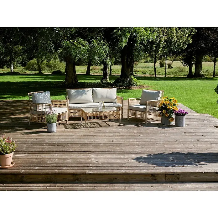 Conjunto de muebles Neel - 4 pzs., Acero/Ratán sintético, Natural/Beige - Conjunto de muebles de jardín de ratán con cojines beige sobre una terraza de madera, rodeado de árboles y zonas verdes para relajarse al aire libre.