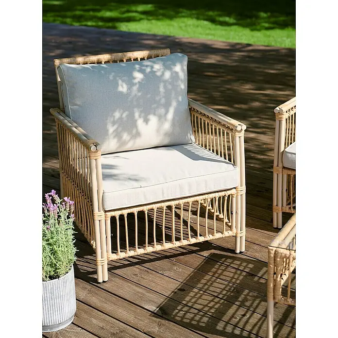 Conjunto de muebles Neel - 4 pzs., Acero/Ratán sintético, Natural/Beige - Cómoda butaca de ratán con cojines claros para relajarse al aire libre. Elegante mobiliario de jardín para patio y balcón.
