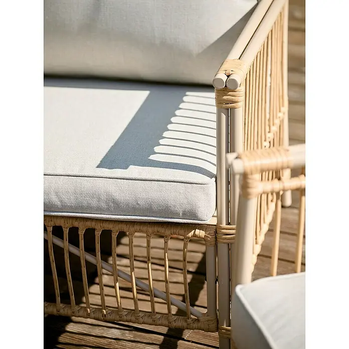 Conjunto de muebles Neel - 4 pzs., Acero/Ratán sintético, Natural/Beige - Primer plano de una butaca de mimbre con cojines claros y cómodos, ideal para relajarse al aire libre.