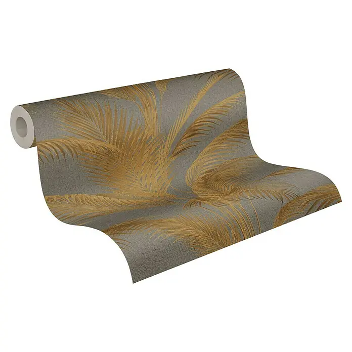 A.S. Création Metropolitan Stories Vliestapete Palmwedel - Grau-Gold-Metallic, Floral, 10,05 x 0,53 m - Nahaufnahme einer Rolle goldener Palmenblatt-Tapete mit einer subtilen Textur, ideal für einen eleganten und tropischen Touch in jedem Raum.
