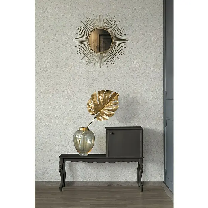 A.S. Création Vliestapete Ornament - Weiß/Beige Glitzer, Ornament, L x B: 10,05 x 0,53 m - Einrichtungsidee mit einem eleganten Konsolentisch in dunklem Anthrazit mit einem passenden Schränkchen, dekoriert mit einer goldenen Monstera-Blatt-Vase.