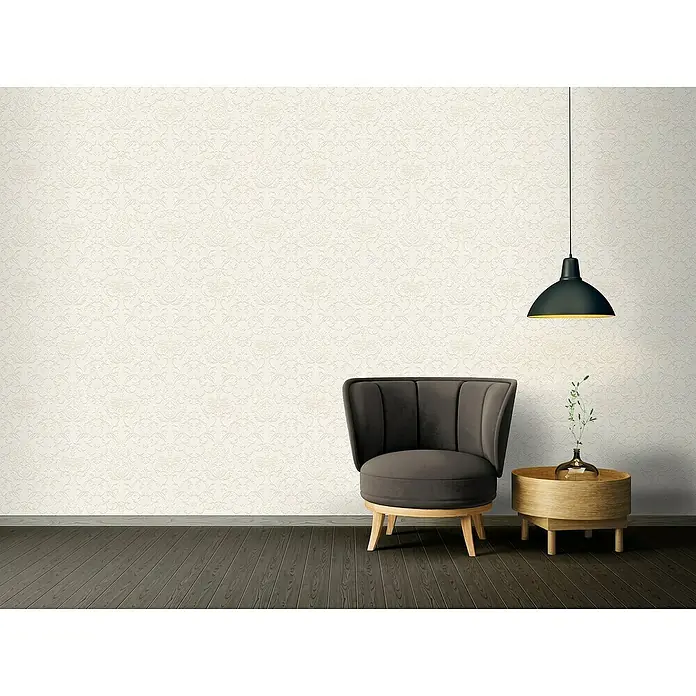 A.S. Création Vliestapete Ornament - Weiß/Beige Glitzer, Ornament, L x B: 10,05 x 0,53 m - Elegantes Interieur mit einem stilvollen Sessel und Beistelltisch unter einer modernen Hängelampe, die den Raum in warmes Licht taucht.