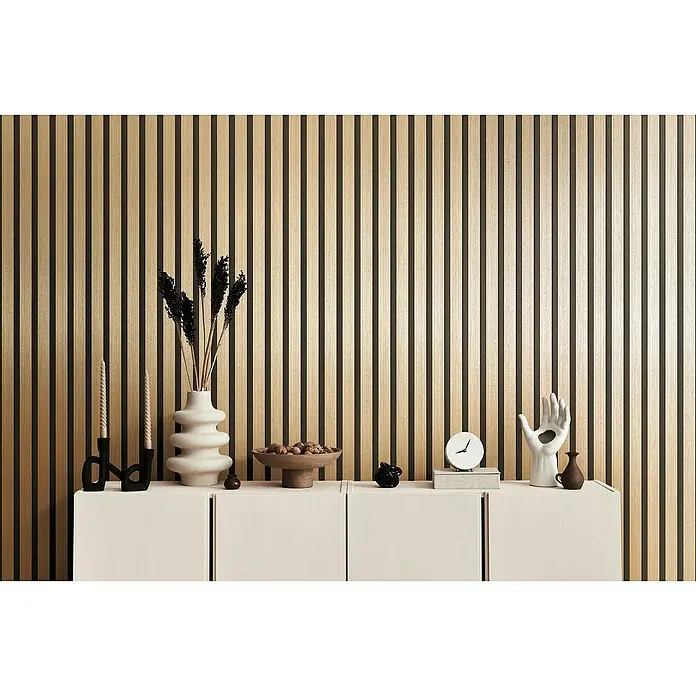 A.S. Création Metropolitan Stories Vliestapete Holzpanel - Hellbraun/Schwarz, Holzoptik, L x B: 10,05 x 0,53 m - Dekoratives Arrangement auf einem Sideboard mit Kerzen, Vase, Schale mit Nüssen, Uhr und einer Handskulptur vor einer Wand mit Holzpaneelen.