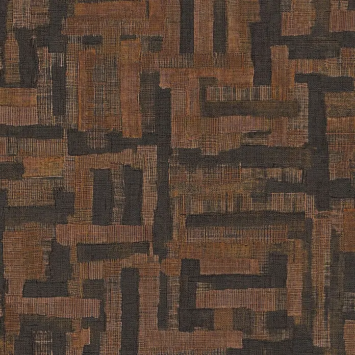 A.S. Création Metropolitan Stories Hot Spots Vliestapete Ethno - Braun-Schwarz, Grafisch, 10,05 x 0,53 m - Nahaufnahme eines gewebten Stoffmusters in Braun- und Schwarztönen, das ein abstraktes, labyrinthisches Design zeigt.