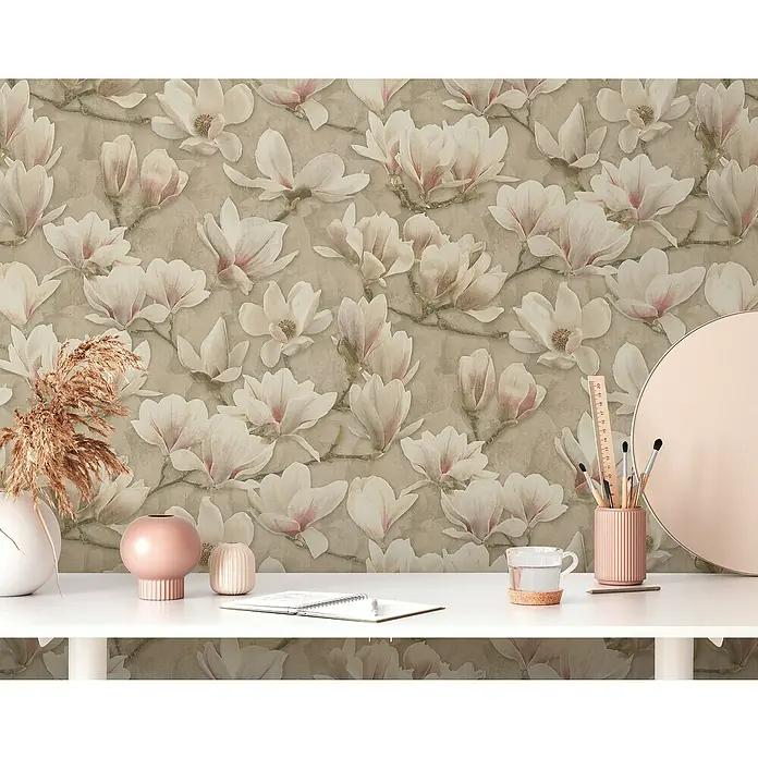 A.S. Création Pintwalls 2 Vliestapete Magnolien - Braun-Rosa-Weiß, Floral, 10,05 x 0,53 m - Dekorative Szene mit Blumen-Tapete im Hintergrund, Vasen, Schreibutensilien und einem Spiegel auf einem weißen Tisch, erzeugt eine künstlerische Atmosphäre.