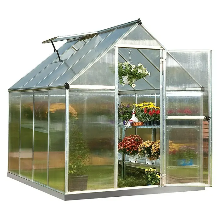 Palram – Canopia Gewächshaus Mythos 6x8 - Außenmaß inkl. Dachüberstand (B x T): 185 x 247 cm, 4 mm, Silber/Transparent - Ein Gewächshaus aus Polycarbonat mit Pflanzenregalen im Inneren und einer geöffneten Tür, die den Zugang ermöglicht.