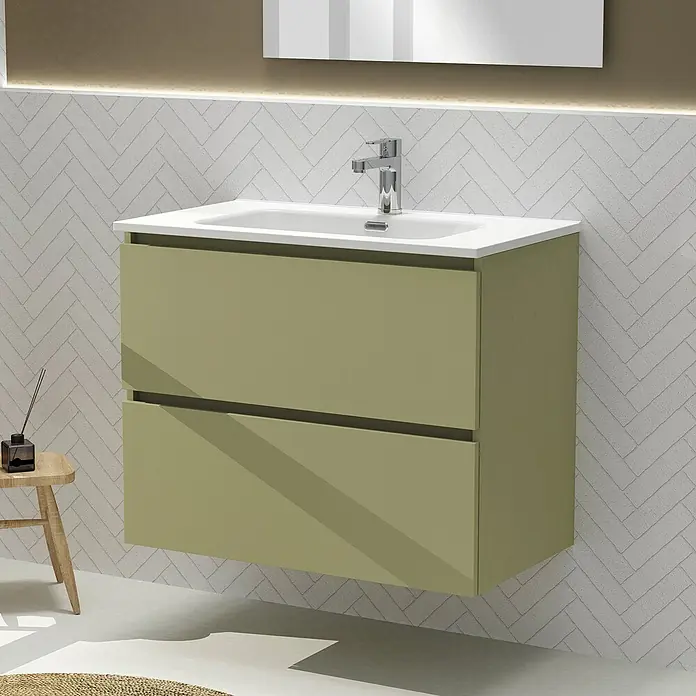 Artysan Conjunto de mueble de baño Harmony - Ancho: 80 cm, Verde cactus, 3 pzs. - Primer plano de un mueble de baño verde oliva con lavabo y grifo blancos sobre una pared con estampado de espiga.
