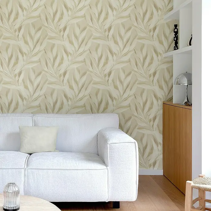 Papel pintado Vegetal Hojas - Beige, Floral, 10 x 0,53 m - El moderno salón cuenta con un elegante sofá y una pared decorativa a juego con un patrón floral que agrega un toque elegante al espacio.