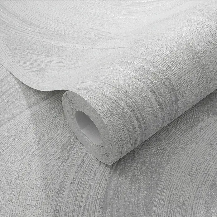 Papel pintado Texturado Ondas - Gris, Ondas, 10 x 0,53 m - Primer plano de un rollo de papel pintado vinílico plateado con textura sutil y diseño elegante para interiores modernos.