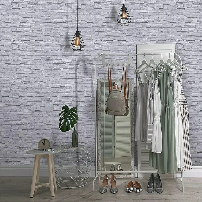 Papel pintado Piedra - Gris, Efecto piedra, 10 x 0,53 m - Perchero con prendas, espejo y zapatos en un interior elegante con papel pintado de patrón de ladrillo y lámparas colgantes.