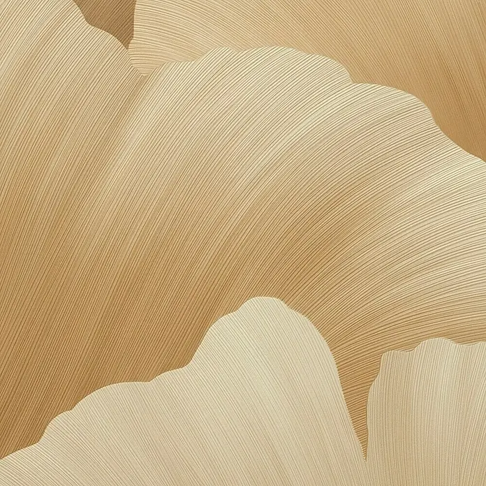 Papel pintado Geométrico - Mostaza, Gráfico, 10 x 0,53 m - Primer plano de papel tapiz textil floral en tonos arena, con texturas lineales llamativas que crean un patrón elegante.