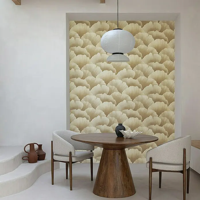 Papel pintado Geométrico - Mostaza, Gráfico, 10 x 0,53 m - Elegante comedor con mesa redonda de madera, sillas estilosas y una lámpara de papel decorativa que crea un ambiente cálido.