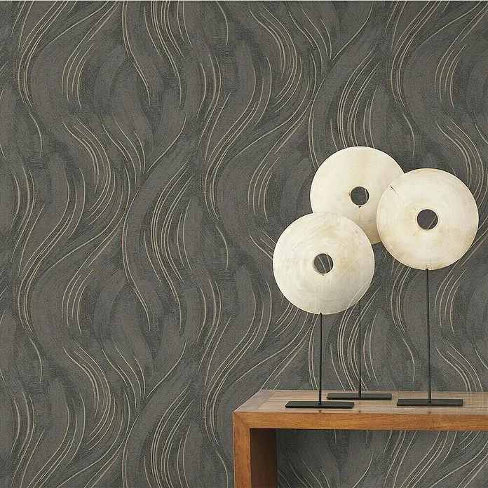 Papel pintado Texturado Ondas - Marrón, Ondas, 10 x 0,53 m - Elegante papel pintado gris con líneas sutiles, combinado con objetos decorativos de madera sobre una mesa. Un toque elegante para cualquier habitación.