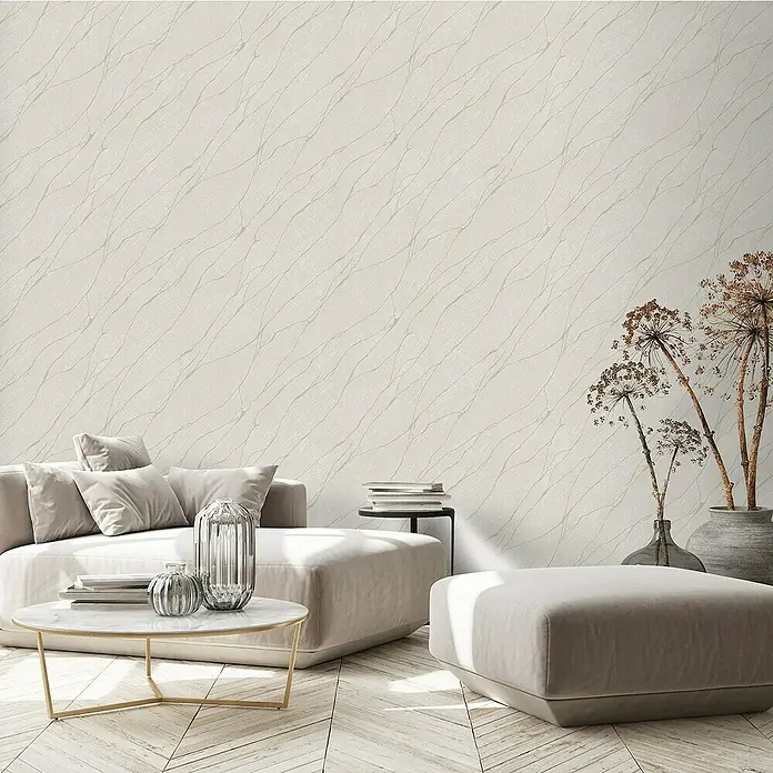 Papel pintado Texturado Mármol - Blanco, Efecto piedra, 10 x 0,53 m - Elegante sala de estar con un sofá estiloso, una mesa de centro con tapa de mármol y un papel pintado sutilmente estampado.