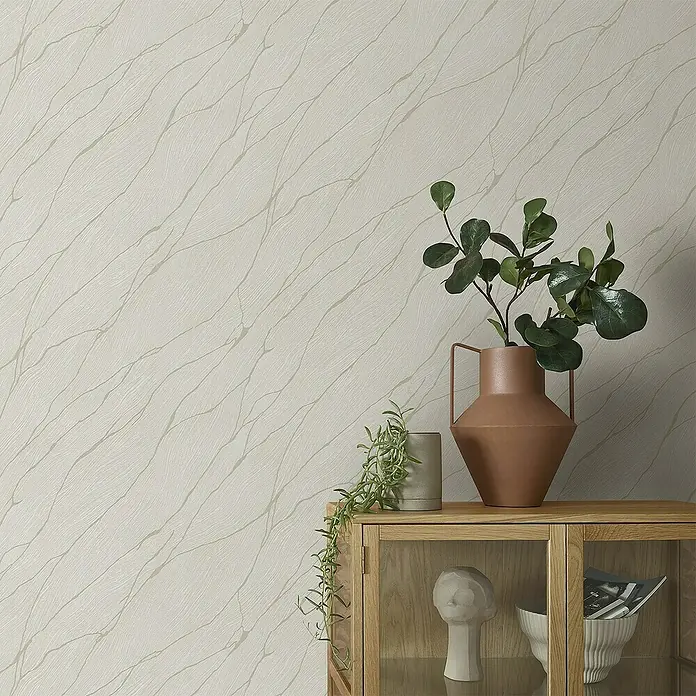 Papel pintado Texturado Mármol - Blanco, Efecto piedra, 10 x 0,53 m - Decoración elegante para el hogar: Un armario de madera con frente de cristal, adornado con plantas y jarrones contra una pared estampada.