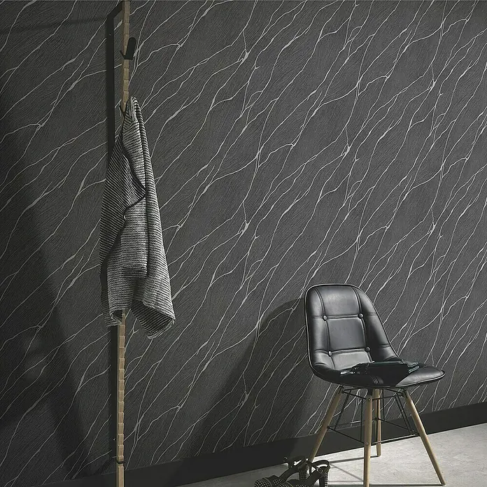 Papel pintado Texturado Mármol - Negro, Efecto piedra, 10 x 0,53 m - Una foto elegante con una silla de diseño negra y un perchero frente a una pared estampada.