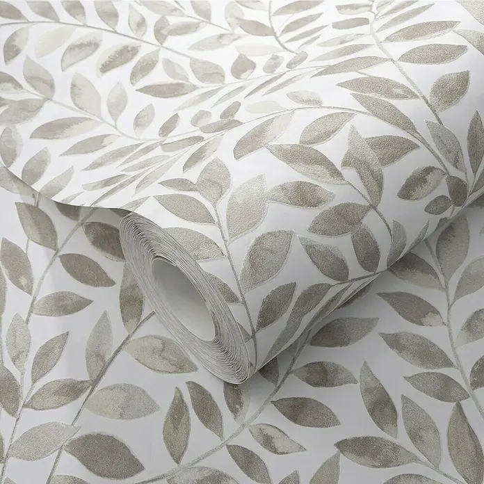 Papel pintado Hojas Vegetal - Marrón, Floral, 10 x 0,53 m - Primer plano de un rollo de papel pintado con motivos florales en tonos suaves de gris y blanco, prometiendo un ambiente elegante y relajante.