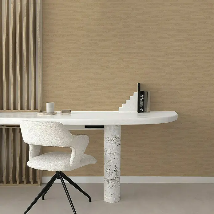 Papel pintado Texturado Geométrico - Marrón, Gráfico, 10 x 0,53 m - Interior elegante con un escritorio estiloso, una silla cómoda y elementos decorativos para un ambiente moderno.