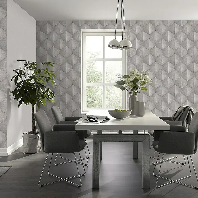 Papel pintado Geométrico - Marrón, Gráfico, 10 x 0,53 m - Comedor con mesa, sillas grises bajo luces colgantes, planta de interior en maceta y papel pintado geométrico.