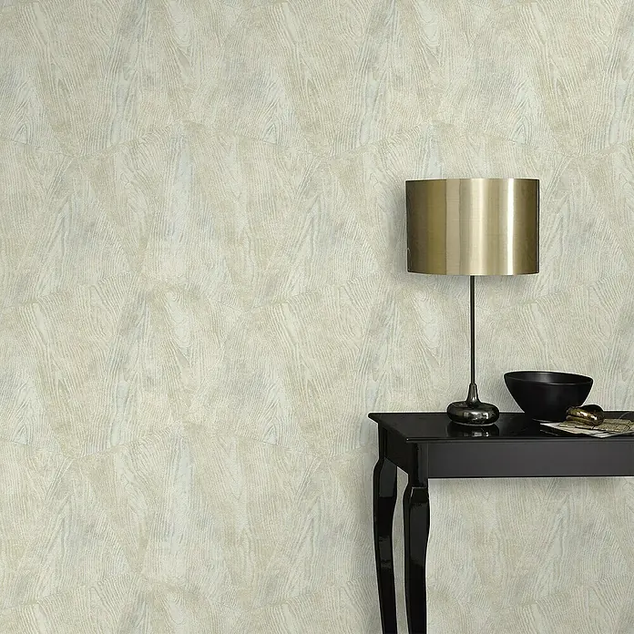 Papel pintado Geométrico Madera - Blanco, Gráfico, 10 x 0,53 m - Primer plano de un papel pintado texturizado en suaves tonos blancos y beige, complementado con una mesa, una lámpara y un cuenco decorativo.