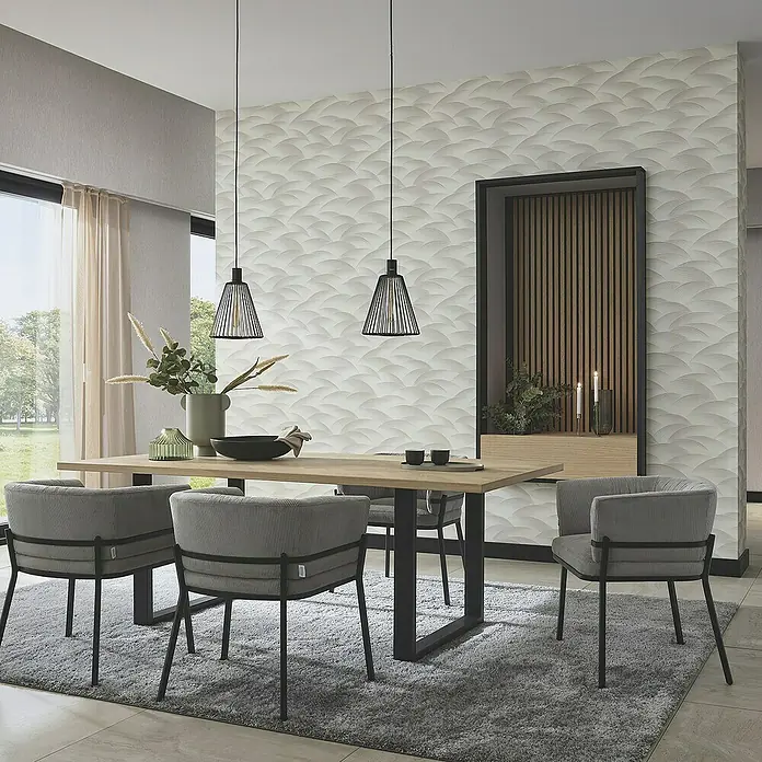 Papel pintado Geométrico Ondas - Gris, Ondas, 10 x 0,53 m - Elegante comedor con una mesa de madera moderna, sillas grises y luces colgantes elegantes.