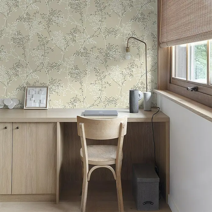 Papel pintado Vegetal Rama - Blanco/Negro, Floral, 10 x 0,53 m - Un espacio de trabajo elegante con un escritorio de madera, una silla y un papel tapiz estampado, que crea un ambiente elegante y funcional.