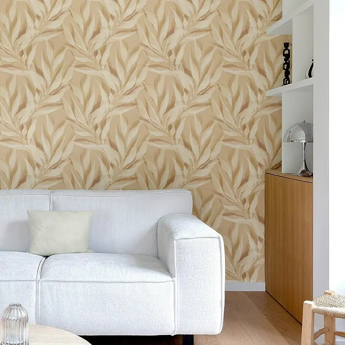 Papel pintado Vegetal Hojas - Salmón, Floral, 10 x 0,53 m - Primer plano de una sala de estar con un sofá blanco y un papel pintado floral beige y marrón en la pared.