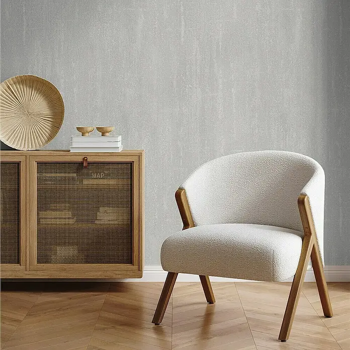 Papel pintado Liso Texturado Rayas - Gris, Rayas, 10 x 0,53 m - Un elegante salón con un sillón blanco y un aparador con elementos decorativos, creando un espacio acogedor.