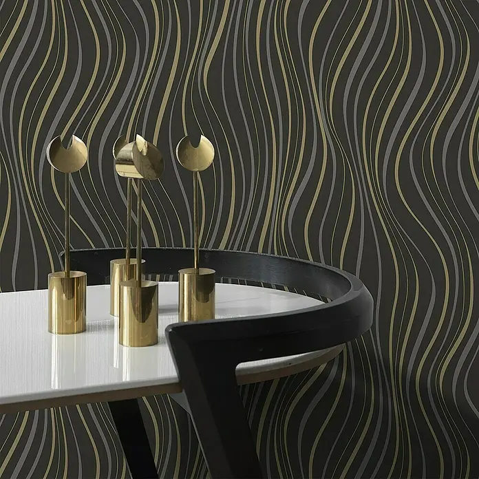 Papel pintado Ondas - Negro, Ondas, 10 x 0,53 m - Primer plano de piezas de decoración doradas sobre una mesa con fondo moderno.