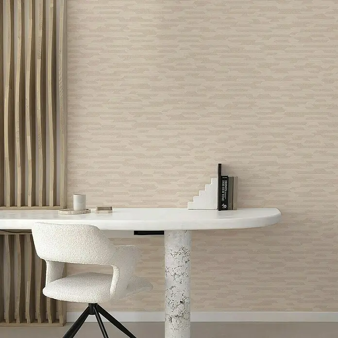 Papel pintado Texturado Geométrico - Salmón, Gráfico, 10 x 0,53 m - Primer plano de un espacio de trabajo moderno con un elegante escritorio blanco y una cómoda silla frente a una pared sutilmente estampada.